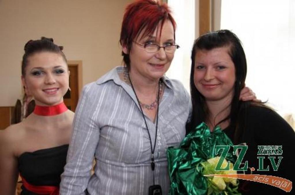 Konkursa uzvarētāja Jekaterina Nikitina (no labās) kopā ar skolotāju Ināru Zuteri un modeli, kas demonstrēja skatē visaugstāk novērtēto frizūru.
Autors: Krišjānis Grantiņš.