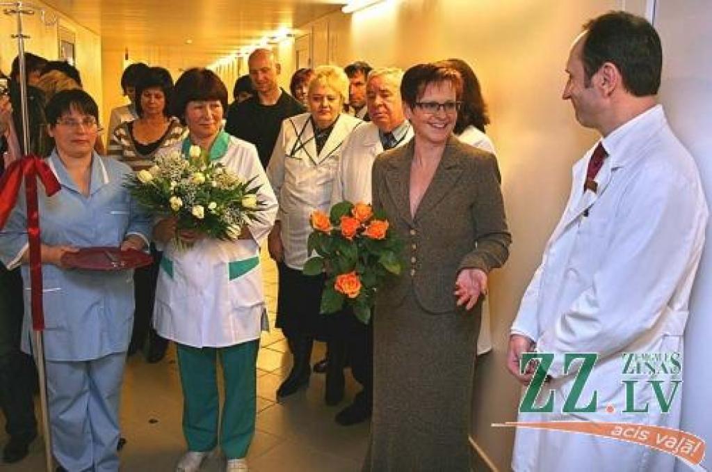 Mirkli pirms svinīgās lentas pārgriešanas apspriežas SIA «Jelgavas pilsētas slimnīca» valdes loceklis Andris Ķipurs (no labās) un SIA «Assets AD» būvprojektu vadītāja Anita Ducena.
Autors: Agris Samcovs.