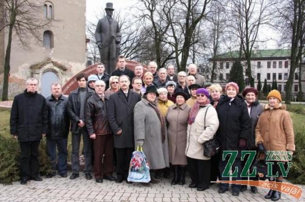 Latvijas Republikas pirmā prezidenta Jāņa Čakstes nāves gadadienā ziedus pie viņa pieminekļa nolika vairāk nekā divdesmit cilvēku.
Autors: Krišjānis Grantiņš.