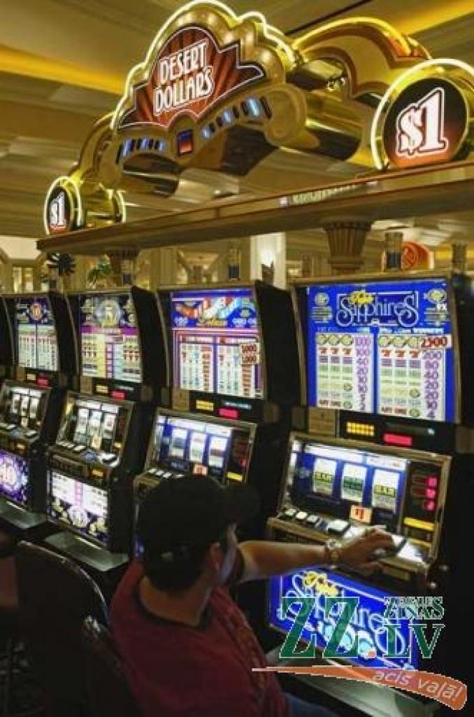 Jau šobrīd vairākas azartspēļu zāles Jelgavā strādājot ar zaudējumiem, tomēr ar nerentablo «spēļu eļļu» slēgšanu uzņēmēji nesteidzas.
Autors: No «Ziņu» arhīva.