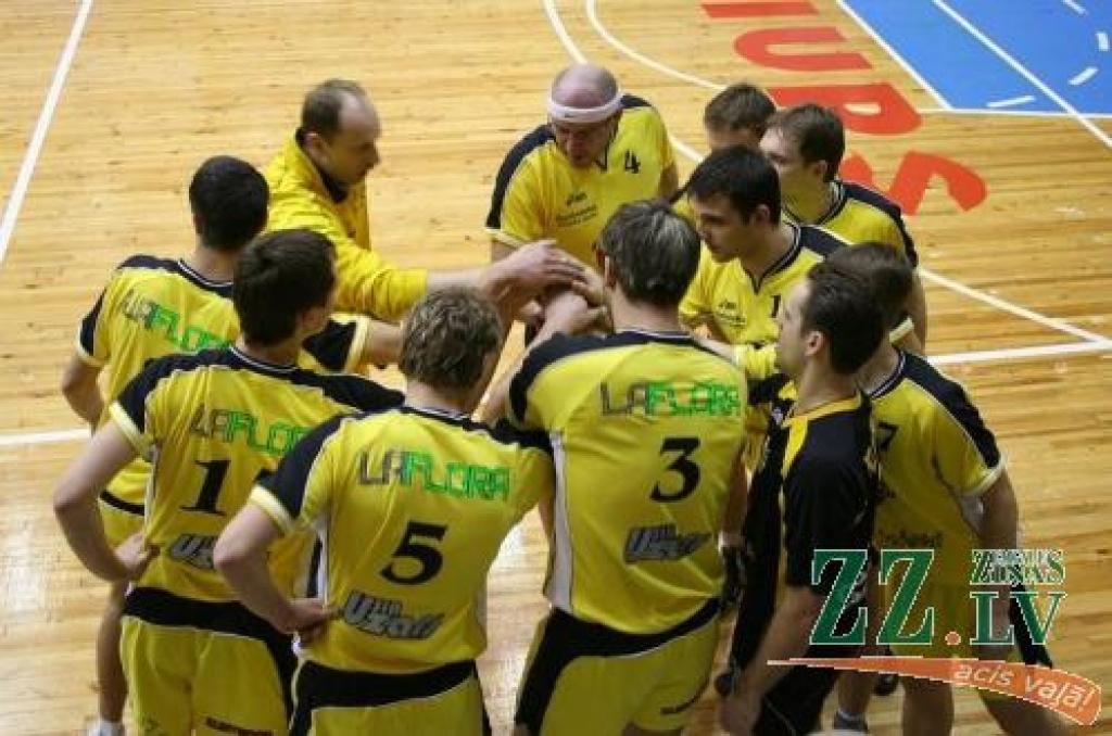 Komandas garu tūlīt stiprinās mistiskais vārdiņš «ašā!», un pamatsastāvs dosies laukumā.
Autors: No VK «Ozolnieki» arhīva.