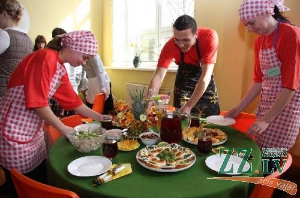 «Aukstais galds saklāts, atliek vien aizdegt sveces,» secina Lielplatones speciālās internātskolas komanda.
Autors: Krišjānis Grantiņš.