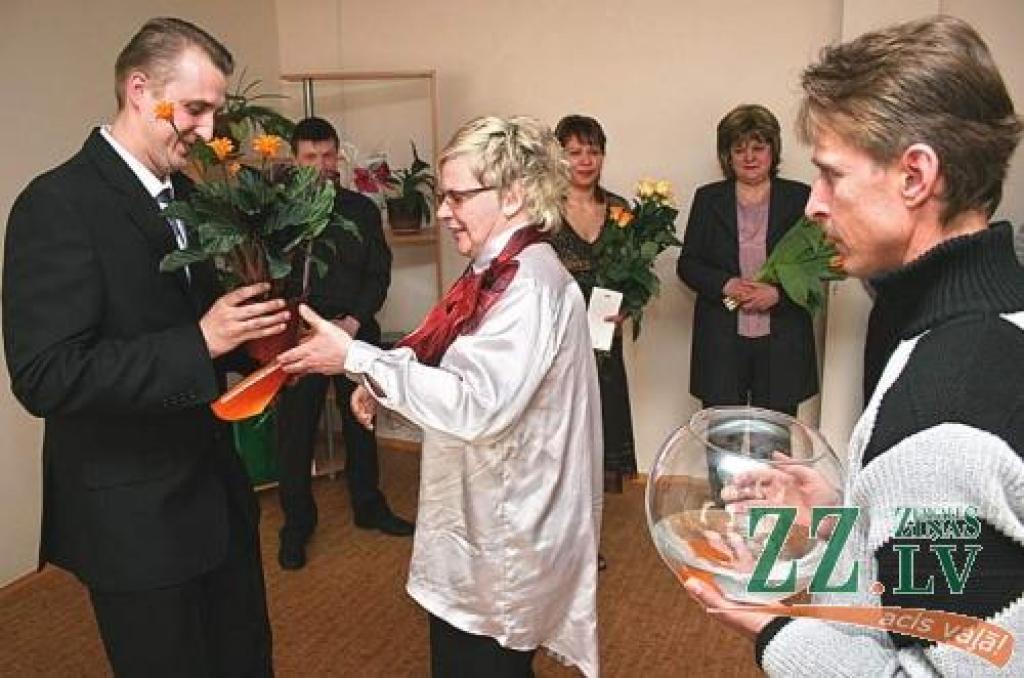 Jelgavas nakts patversmes direktoru Arti Ānu (no kreisās) sveic Tukuma pilsētas patversmes vadītāja Inta Konrade (centrā) un Juris Oļehno (pa labi).
Autors: Agris Samcovs.