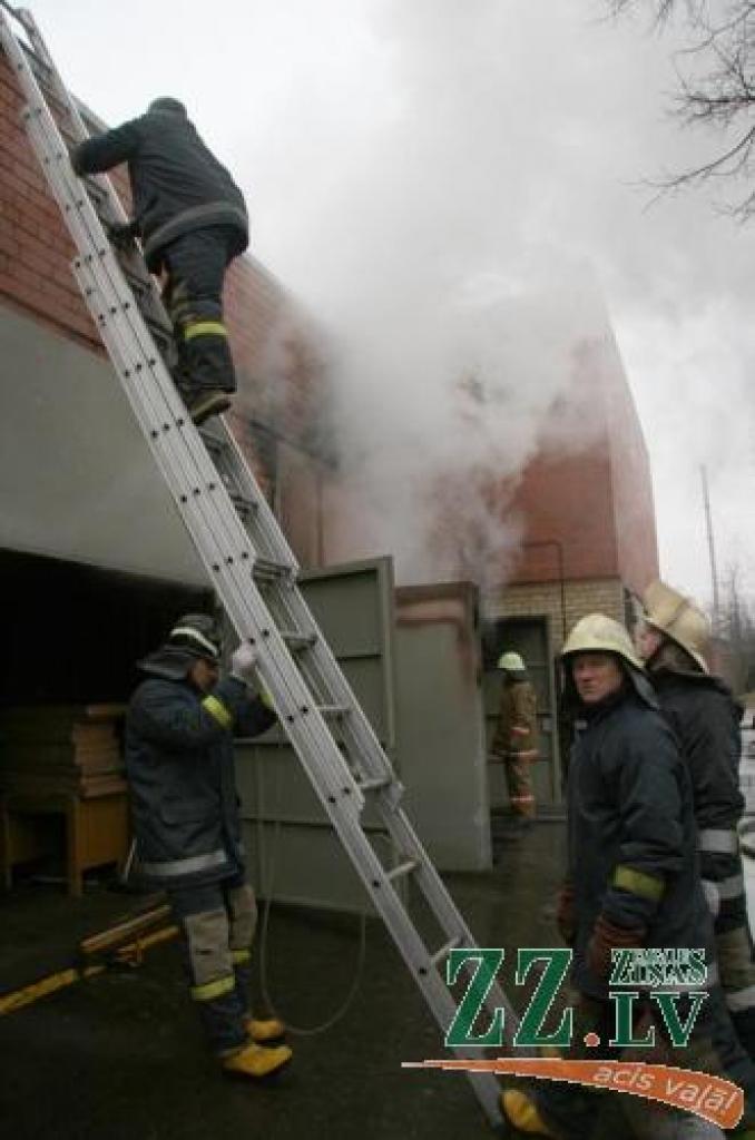 Degošajai garāžai ugunsdzēsēju transports nespēja piekļūt...
Autors: Inga Karlinska.