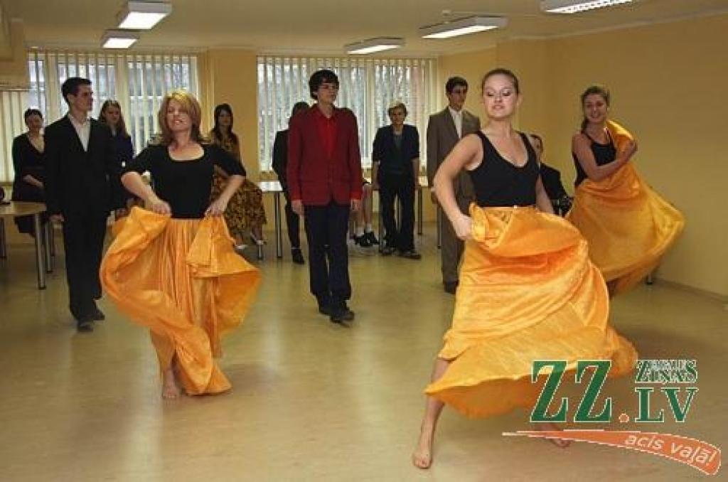 Jelgavas Valsts ģimnāzijas un nevalstiskās organizācijas «Audeamus» jaunieši Jelgavas sociālo lietu pārvaldes Dienas centrā «Atbalsts» iemītniekiem sniedza labdarības koncertu – ar dziesmām un dejām iestudētu stāstu par mīlestību.
Autors: Krišjānis Grantiņš.