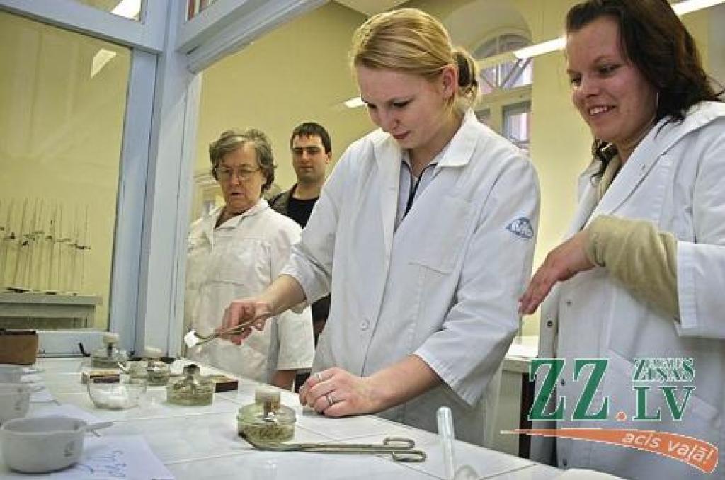 PTF dienas apmeklēja arī topošās studentes Kaira Strelēvica (no labās) un Agita Barauska no Saulaines arodvidusskolas, piedaloties orientēšanās sacensībās un arī cukura dedzināšanas uzdevumā.
Autors: Agris Samcovs.