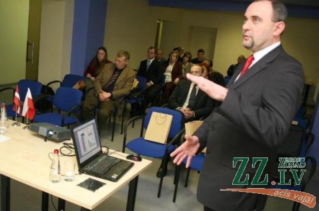 Aicinot uzņēmējus investēt, Polijas Republikas vēstniecības Latvijā Ekonomikas nodaļas vadītājs Kšištofs Bartošs tikšanās laikā uzsvēra, ka Polija ir lielākais noieta tirgus Centrāleiropā un astotais - visā kontinentā.
Autors: Agris Samcovs.