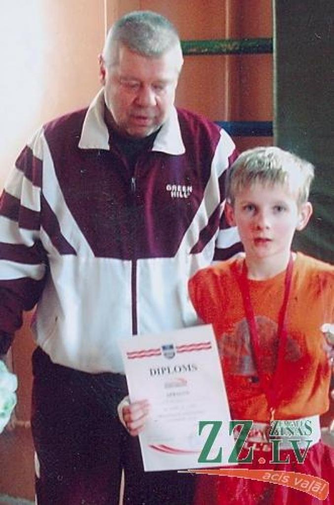 Jaunākās vecuma grupas bokseris Ralfs Aušmanis un treneris Aleksandrs Zahārovs.
Autors: No kluba «Madara» arhīva.