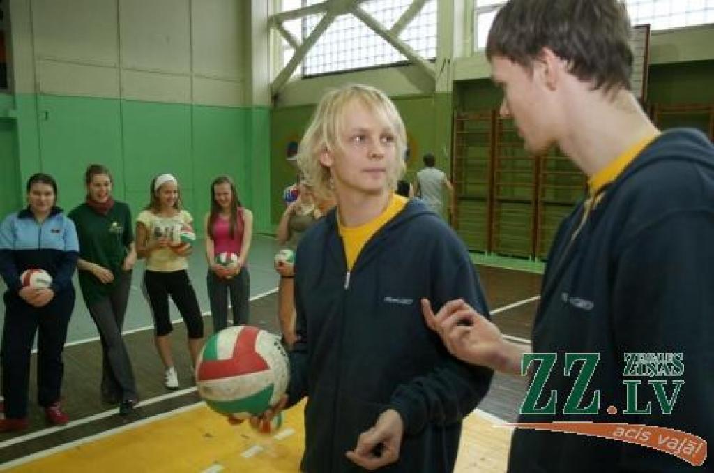 Trešdien Jelgavas 1.ģimnāzijā sporta stundu vadīja volejbola virslīgas komandu spēlētāji Toms Šmēdiņš (centrā) un Viktors Koržeņevics.
Autors: Agris Samcovs.