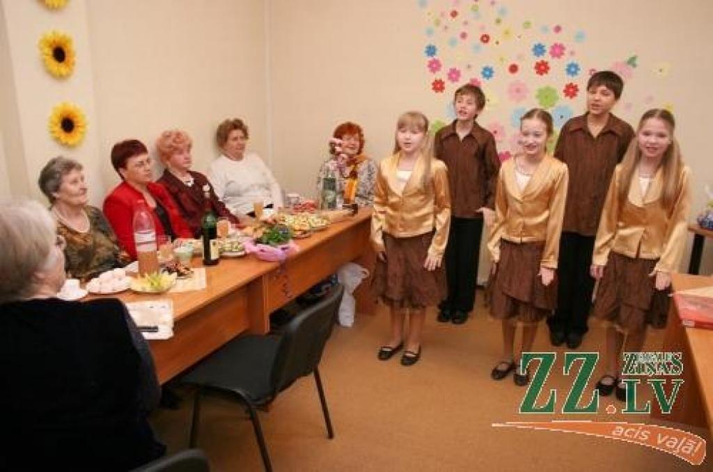 Pensionārus sveic Bērnu un jauniešu centra «Junda» dziedātāji no popgrupas «Smaids».
Autors: Agris Samcovs.