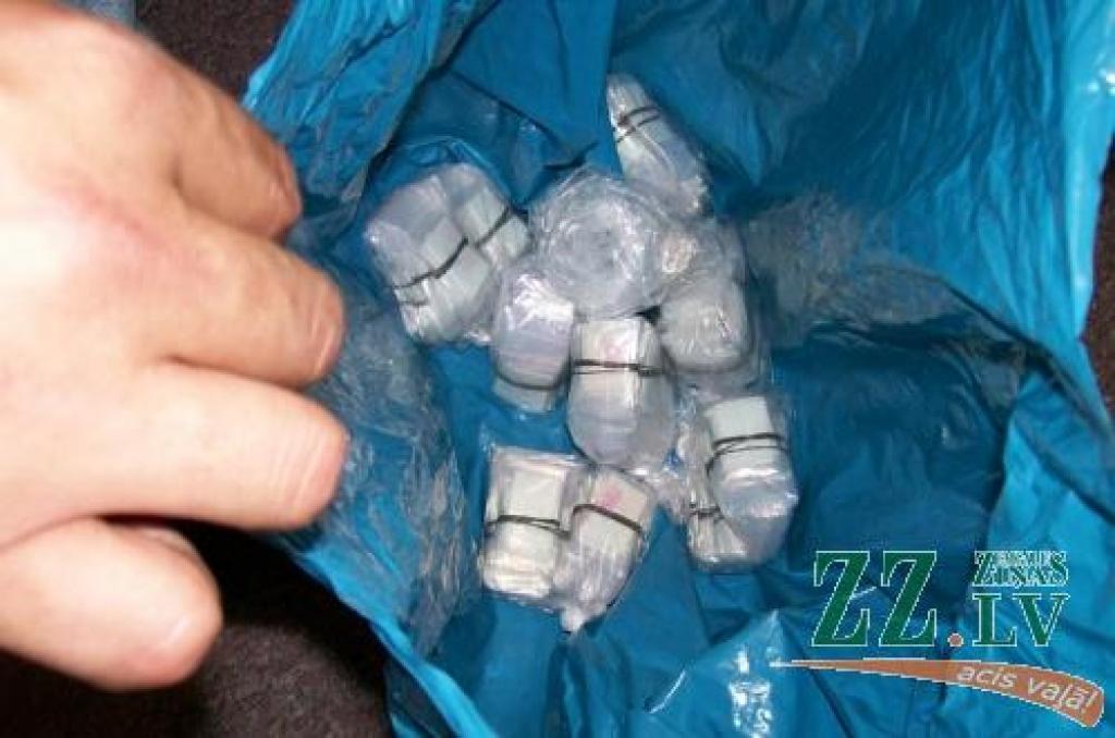 Policijas darbinieki atsavinājuši vairākus vīstokļus ar heroīnu.
Autors: No «Ziņu» arhīva.