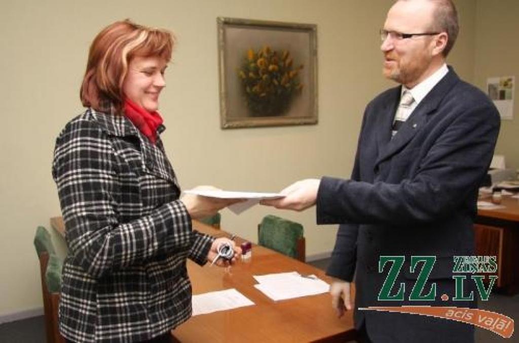 Jaunsvirlaukas pagasta Staļģenes puses zemniece, kartupeļu un labības audzētāja Digna Skrodere Lauku atbalsta dienesta Zemgales reģionālajā pārvaldē bija viena no pirmajām, kas kopā ar pārvaldes vadītāju Viesturu Reinfeldu parakstīja līgumu.
Autors: Krišjānis Grantiņš.