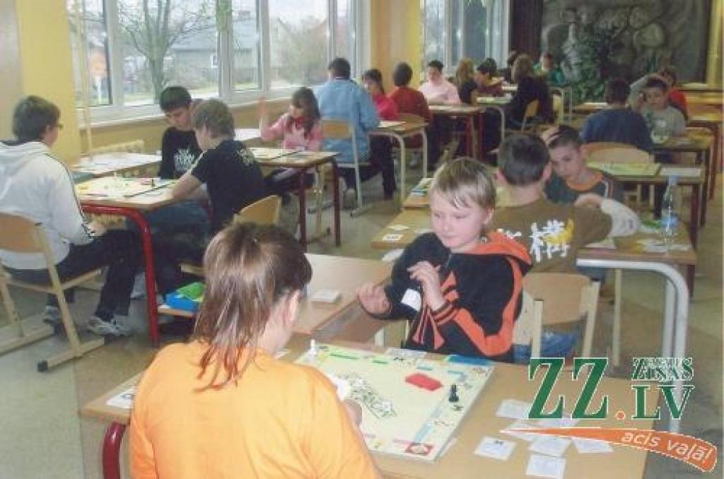 «Monopola» spēlē cīņas par «īpašumiem» sāka 24 dalībnieki. 
Autors: No «NO-DO-MO» arhīva.