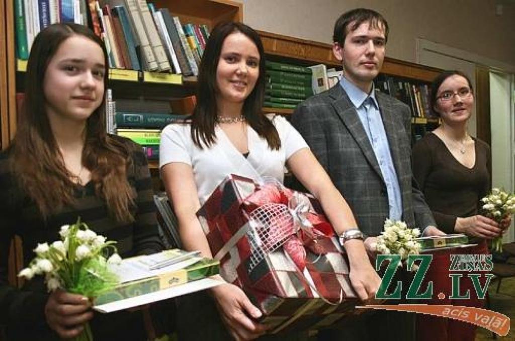 No Jelgavas rajona maksimālo punktu skaitu ieguva Asnate Kažoka (no labās), kā arī māsa un brālis - Maija un Artūrs Neikšāni (vidū). Tuvu uzvarai bija arī Sindija Zēberga (no kreisās).
Autors: Agris Samcovs.