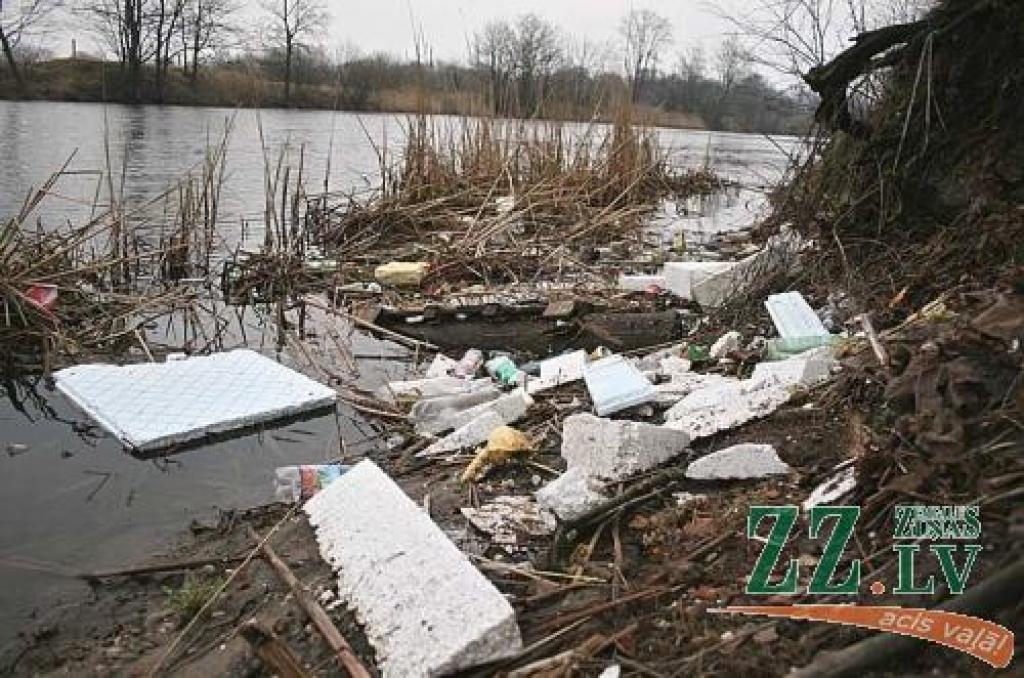 Driksas krastos atkritumu kaudzē atrodamas gan putuplasta plāksnes no tuvumā esošā naktskluba «Tonuss» piebūves, gan pa kādam novalkātam zābakam.
Autors: Agris Samcovs.