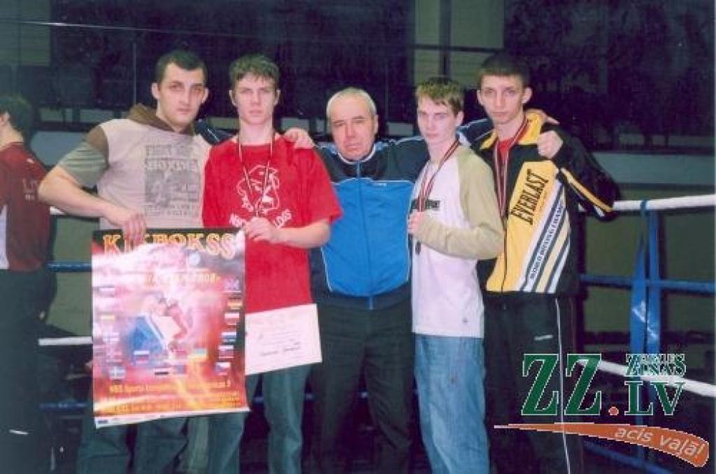 (No labās) Valērijs Mikolausks, Modris Okmanis, treneris Anatolijs Červjakovs, Viesturs Okmanis un Rolands Mikolausks.
Autors: No kluba arhīva.