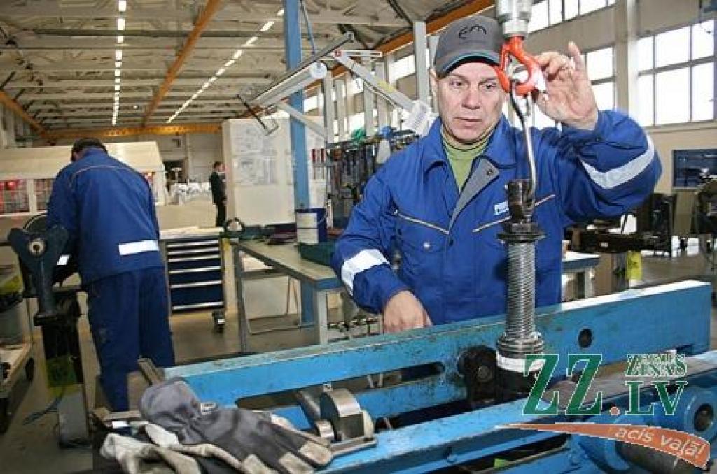 Patlaban Jelgavas rūpnīca ar darbu nodrošina ap 20 darbinieku, bet gada beigās strādājošo skaitu paredzēts palielināt līdz 35.
Autors: Agris Samcovs.
