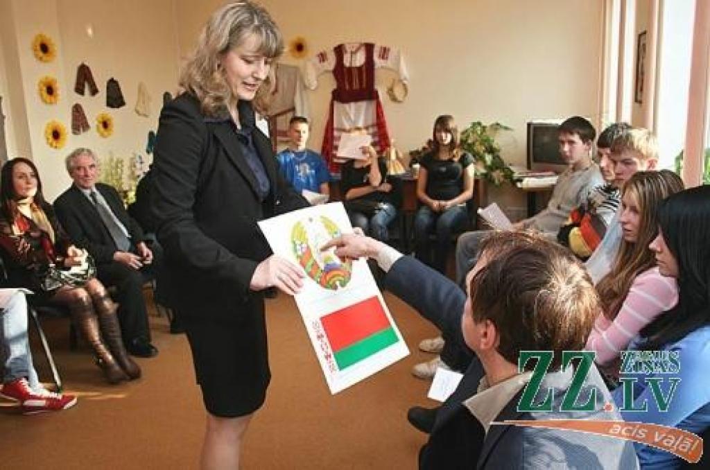 Jauniešu biedrības «Post Scriptum» vadītājs Edgars Paulovičs norāda uz valsts kontūru Jeļenas Grīsles demonstrētajā Baltkrievijas ģerbonī.
Autors: Agris Samcovs.