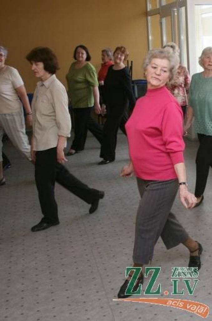 Pensionāri Siāras Vīgantes vadībā apgūst līnijdejas.
Autors: Agris Samcovs.