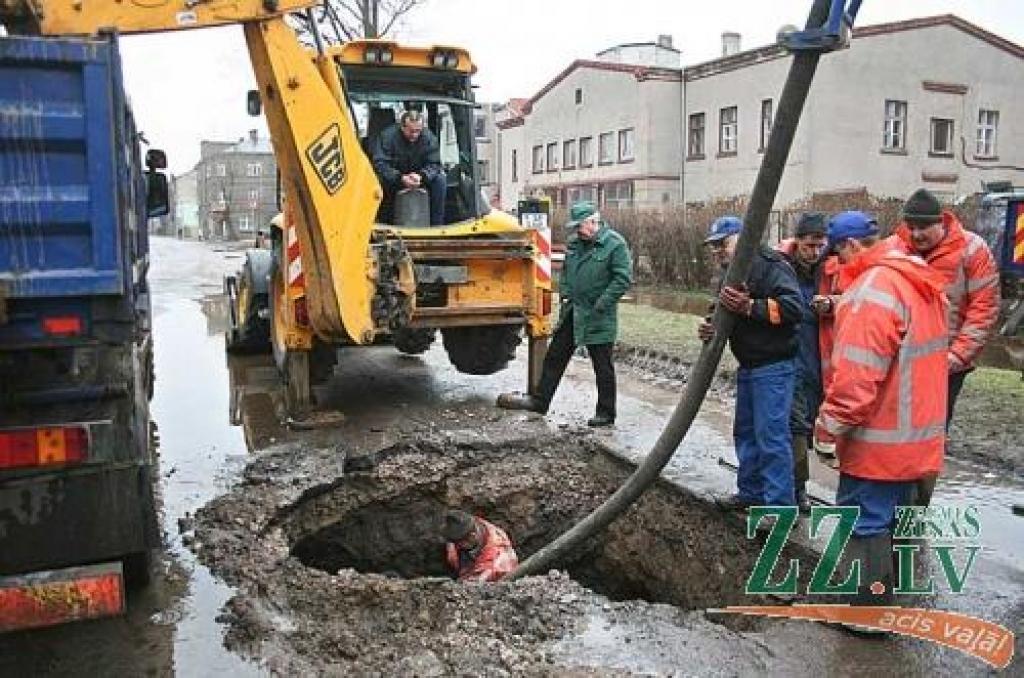 Strādnieki jau dienas vidū bija ķērušies pie lūzušās caurules remontdarbiem.
Autors: Agris Samcovs.