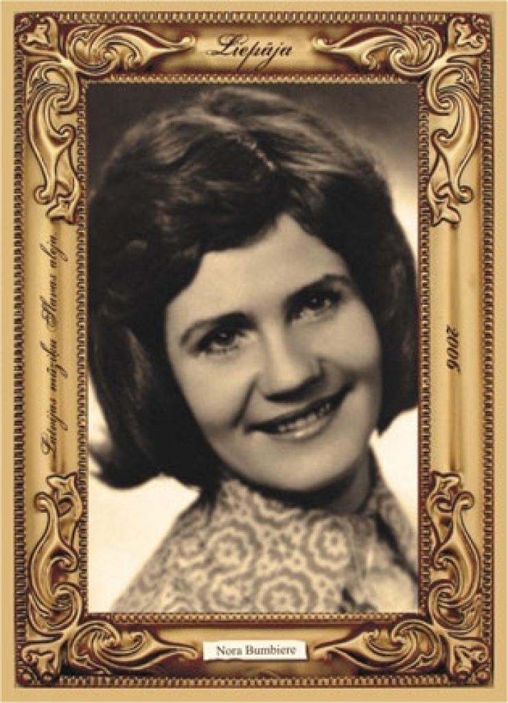 Nora Bumbiere (1947 – 1994) uz skatuves sāka dziedāt sešdesmito gadu beigās Rūdolfa Šteina vadītajā Jelgavas kultūras nama estrādes ansamblī. Tur viņu ievēroja komponists Raimonds Pauls, un vēlāk sekoja ilggadēja un panākumiem bagāta sadarbība, izpildot maestro sarakstītās dziesmas duetā ar Viktoru Lapčenoku.
Autors: No «Ziņu» arhīva.