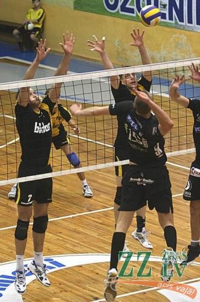 Bloķē Edgars Baiks un Vadims Kardašs.
Autors: Agris Samcovs.