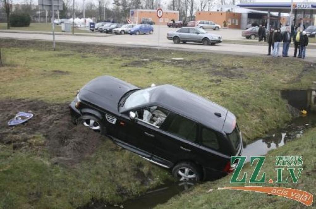Pagaidām nezināmu iemeslu dēļ «Range Rover» pēkšņi nobrauca no ielas braucamās daļas.
Autors: Agris Samcovs.