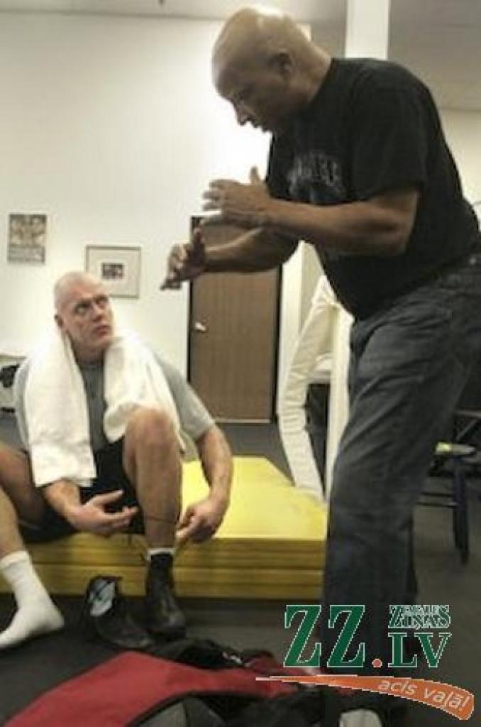 Kaspars Kambala un pieredzējušais treneris Ričards Stīls.
Autors: www.lasvegassun.com