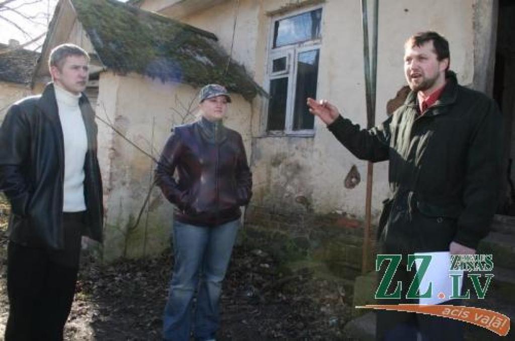 Ingus Gulbis, Laura Launaga un Lielplatones izpilddirektors Normunds Kursītis pie «Raganu smēdes».
Autors: Agris Samcovs.