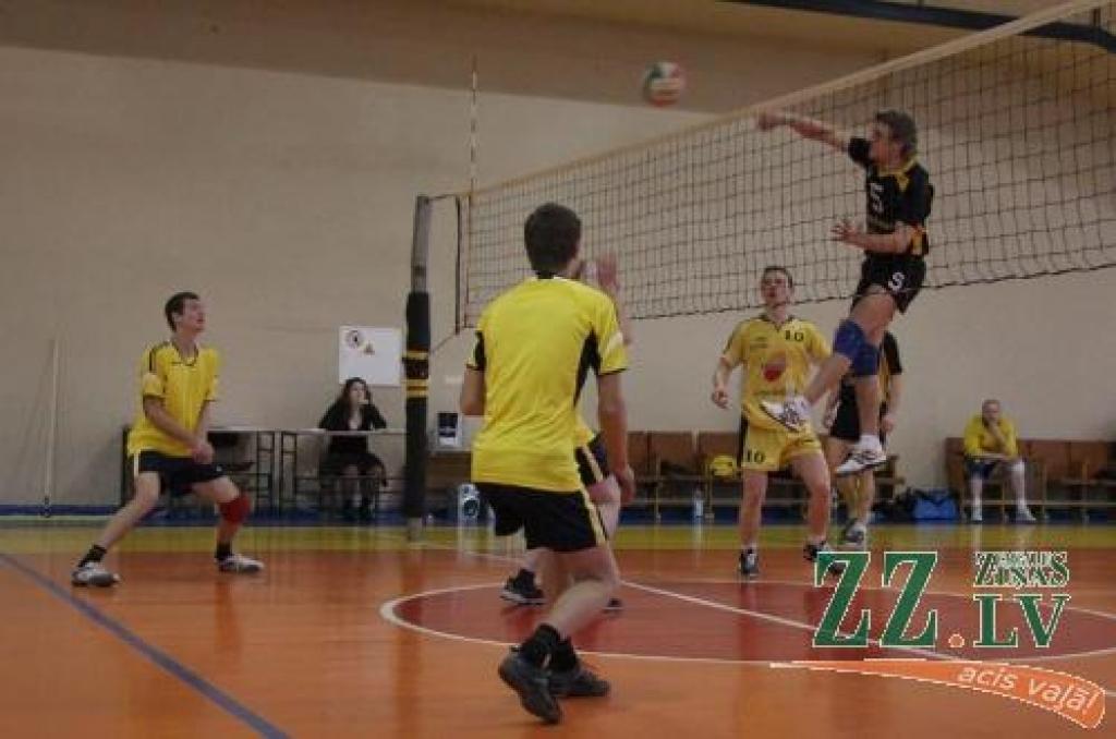 Ozolnieku novada un Glūdas pagasta komandu spēlē volejbola tradīciju spēku apliecina Ozolnieku vīri. Uzbrukumā - Jānis Valerts.
Autors: Krišjānis Grantiņš.