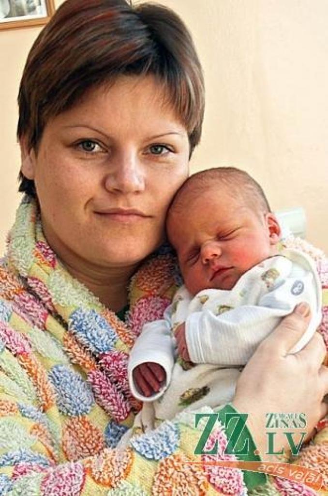 Evija Ragovska ar dēliņu, kuram vārdiņš vēl tiek domāts.
Autors: Agris Samcovs.