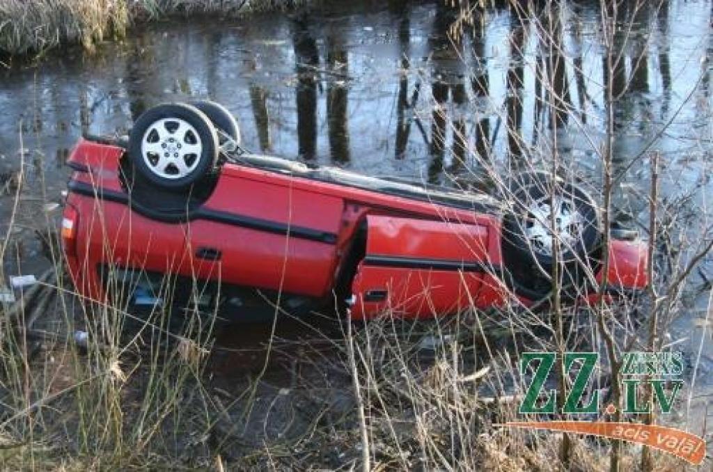 Piezemēšanās uz jumta «Opel» vadītājam šoreiz beidzās visai veiksmīgi.
Autors: Inga Karlinska.