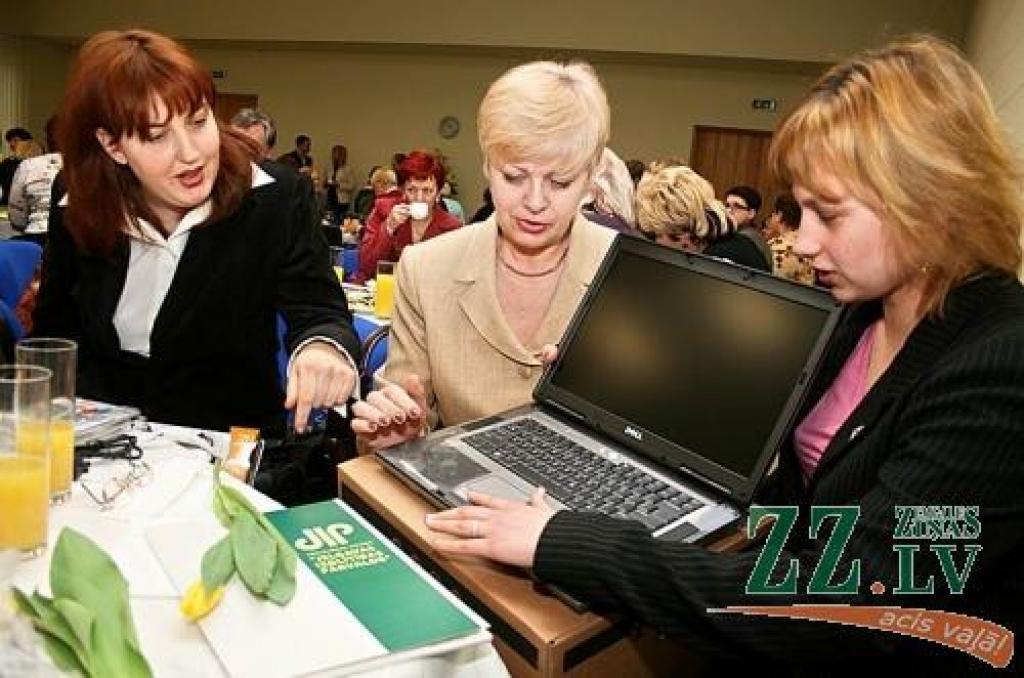 «Nemaz neticējām, ka tiksim pie šādas dāvanas. Darbā tā lieti noderēs,» saņemot no pašvaldības portatīvos datorus, pauž Jelgavas Speciālās pamatskolas skolotājas (no kreisās) Kristīne Dresmane, Natālija Akimova un Ilze Pētersone.
Autors: Agris Samcovs.