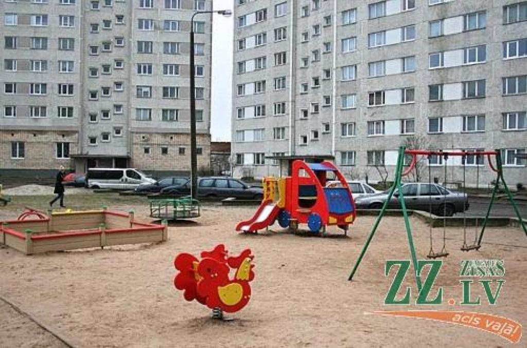 Pašreiz rotaļu laukumā Satiksmes ielā brīvā laika pavadīšanas iespējas var atrast tikai bērni līdz sešu gadu vecumam. Pašvaldība ieplānojusi laukumu paplašināt, lai tur interesanti būtu arī līdz pat 12 gadus veciem pusaudžiem.
Autors: Agris Samcovs.