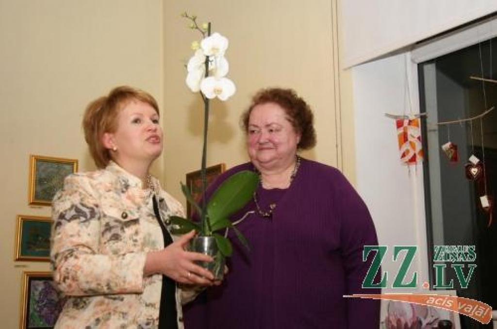 Mākslas salona «Pils putns» īpašniece Dina Kurzemniece sveic dzejnieci Guntu Micāni.
Autors: Inga Karlinska.