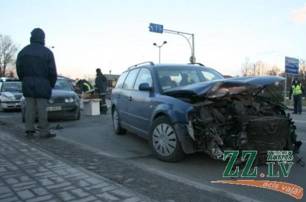 «Passat» pārgalvīgais manevrs izmaksājis dārgi...
Autors: Inga Karlinska.