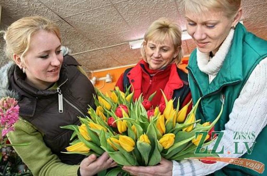 Ziedu tirdziņa pārdevējas Vēsma (no kreisās), Daiga un Dace vairāku gadu garumā pieredzējušas, ka 8.martā pircēju burzmu lielākoties veido vīrieši. Tūkstošiem rožu, neļķu un tulpju no salona aizceļo pie viņu mīļotajām sievietēm, savukārt galantākie kungi floristēm uzdāvina kādu kūku vai dzirkstošo vīnu.
Autors: Agris Samcovs.