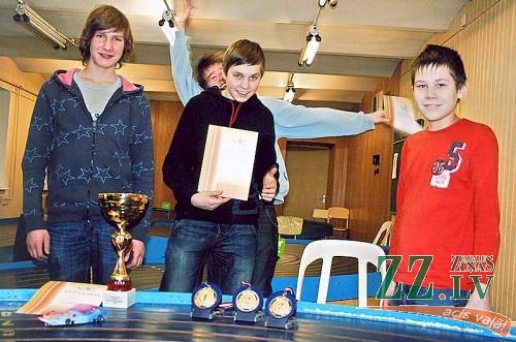 Ar komandas izcīnītajām trofejām - Mikus Hercs (no kreisās), Linards Drīliņš, Mārtiņš Poga un priecīgais Roberts Leonovičs (aizmugurē).
Autors: No «Jundas» arhīva.