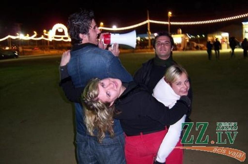 Dace (centrā) kopā ar kursa biedreni Agnesi no Latvijas un «Erasmus» draugiem.
Autors: No Daces Mozgas personīgā arhīva.