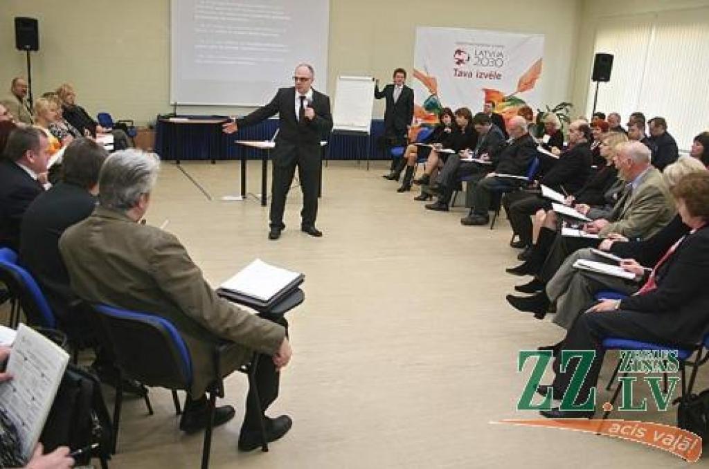 Rīgas Ekonomikas augstskolas profesors Roberts Ķīlis ir viens no Latvijas ilgtspējīgas attīstības stratēģijas līdz 2030.gadam izstrādātājiem. Tikšanās laikā ar Zemgales pašvaldību pārstāvjiem viņš uzvēra, ka pagaidām mūsu valsts iedzīvotāju apmierinātību ar dzīvi var nodrošināt, palielinot ienākumus, tomēr ilgākā laika posmam jāatrod citi nemateriāli stimuli.
Autors: Agris Samcovs.