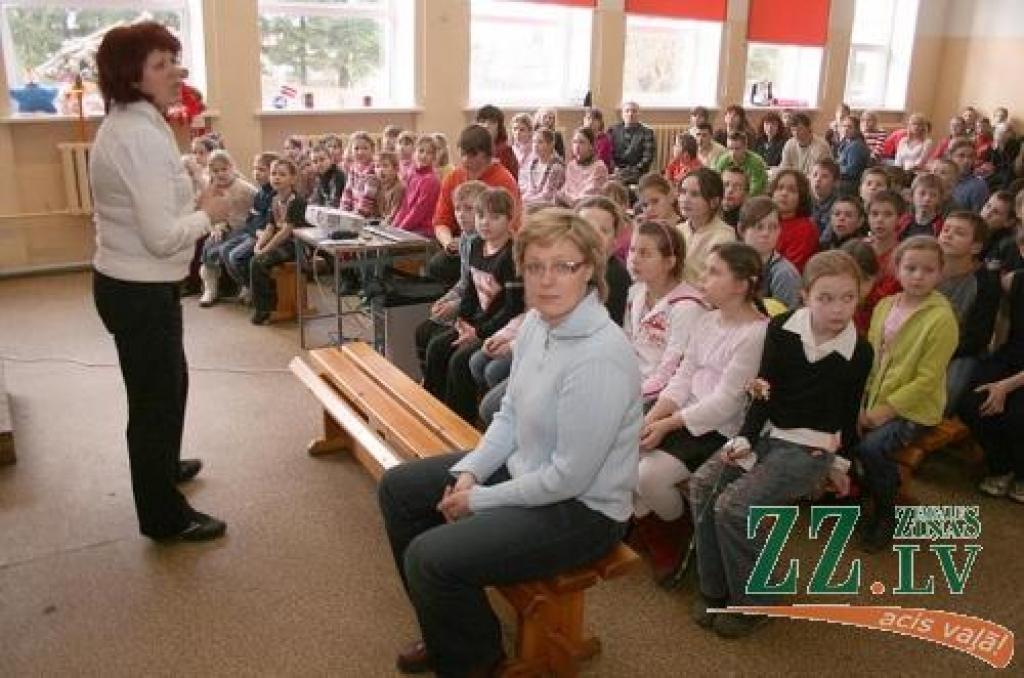 Skolēni Annu Orlovu (centrā) iztaujāja ceļu uz sporta augstākajām virsotnēm; pasākumā piedalījās arī sporta skolotāja Sandra Avota.
Autors: Agris Samcovs.