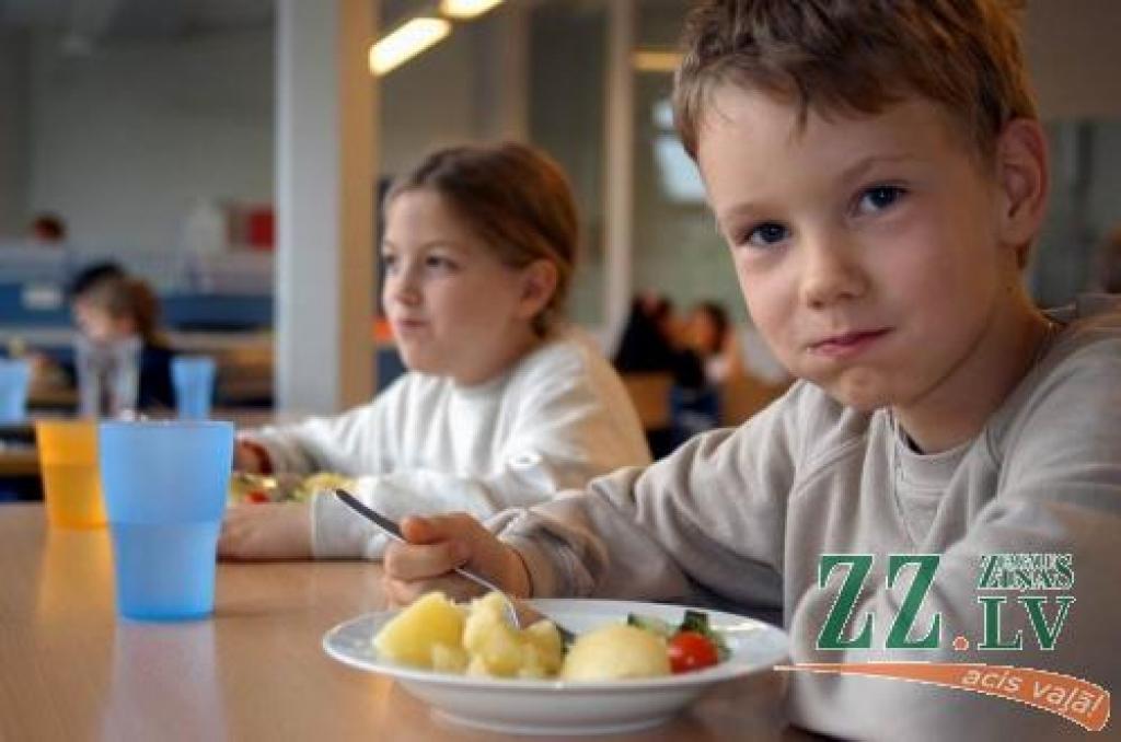 Jau aprīlī to bērnudārzu audzēkņu vecākiem, kuru atvases sasniegušas četru gadu vecumu, par ēdināšanu būs jāmaksā 1,60 lati dienā.
Autors: No «Ziņu» arhīva.