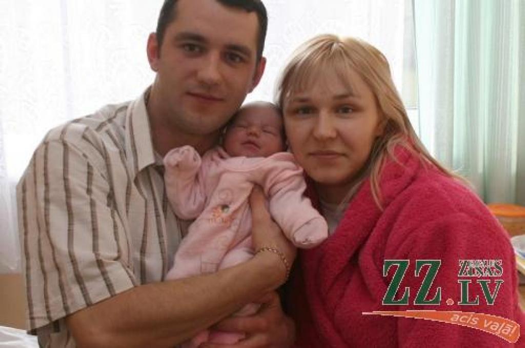 Judīte un Kaspars Poriķi ar savu otro meitiņu Sindiju.
Autors: Agris Samcovs.