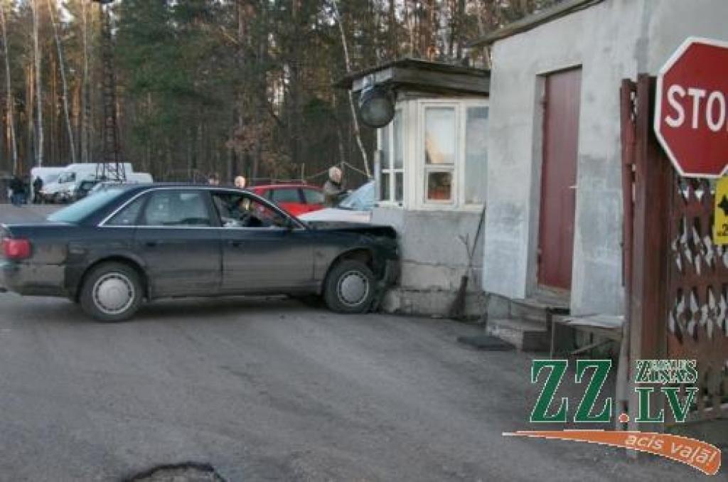 Dzērājs pie stūres pielicis punktu sarga būdai, kas nu būs jāceļ no jauna.
Autors: Inga Karlinska.