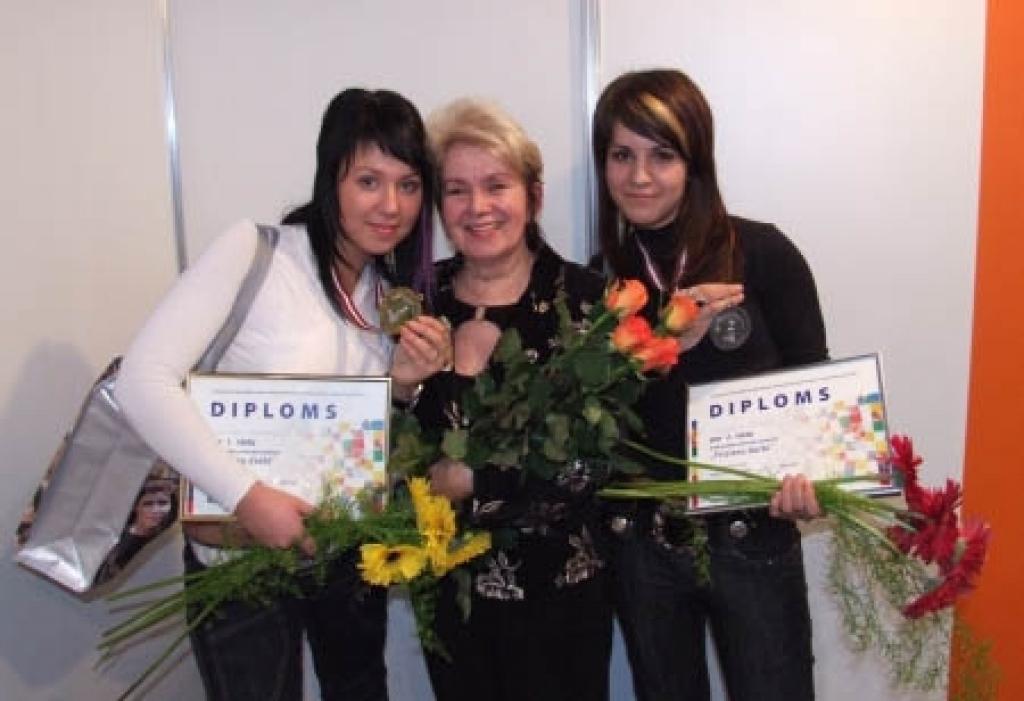 Labāko moderno vīriešu frizūru autores Aivita Garbačova (no kreisās) un Dagnija Vedzele kopā ar savu skolotāju Olgu Panfjorovu.
Autors: No Jelgavas Amatu vidusskolas arhīva.