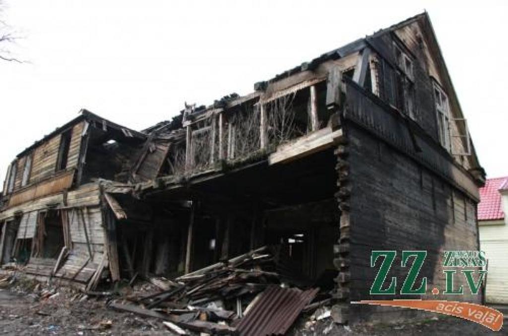 Vairākkārt degušais un visbeidzot iežogotais Natālijas Sļotovas īpašums Filozofu ielā 1. Tiesa gan, šobrīd jau žogs ir mazliet papostīts...
Autors: Inga Karlinska.