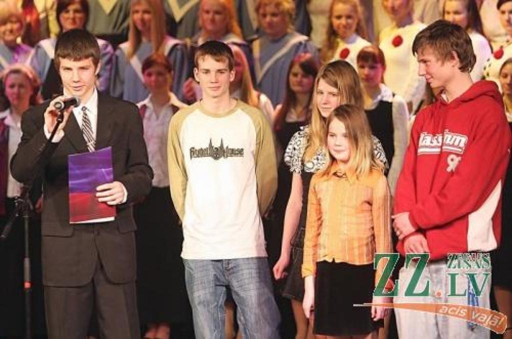 Pasākums ir izdevies - (no kreisās) Viesturs, Modris, Ilze, Linda un Kalvis Okmaņi ikdienas atvieglošanai saņēmuši jelgavnieku saziedoto 6651 latu.
Autors: Krišjānis Grantiņš.