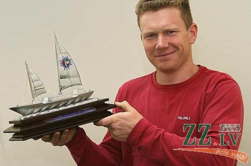 Katram Kontinentālā kausa izcīņas dalībniekam Apvienotajos Arābu Emirātos tika pasniegta šāda grezna trofeja - kuģa makets.
Autors: Agris Samcovs.