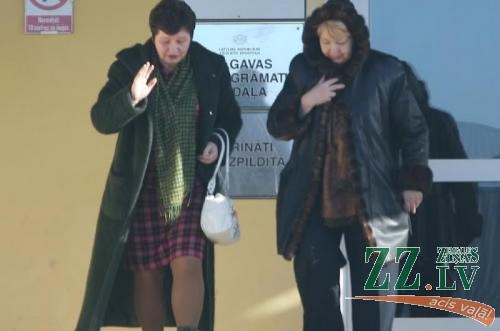 Kalnciema pilsētas domes priekšsēdētāja Aija Tračuma (no kreisās) un advokāte Brigita Miķelsone.
Autors: Inga Karlinska.