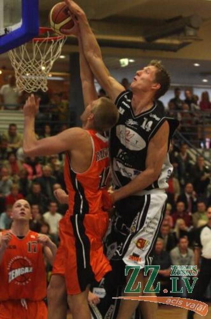 Metienu īsteno viens no rezultatīvākajiem «Zemgale» spēlētājiem Kaspars Raiskums.
Autors: Krišjānis Grantiņš.